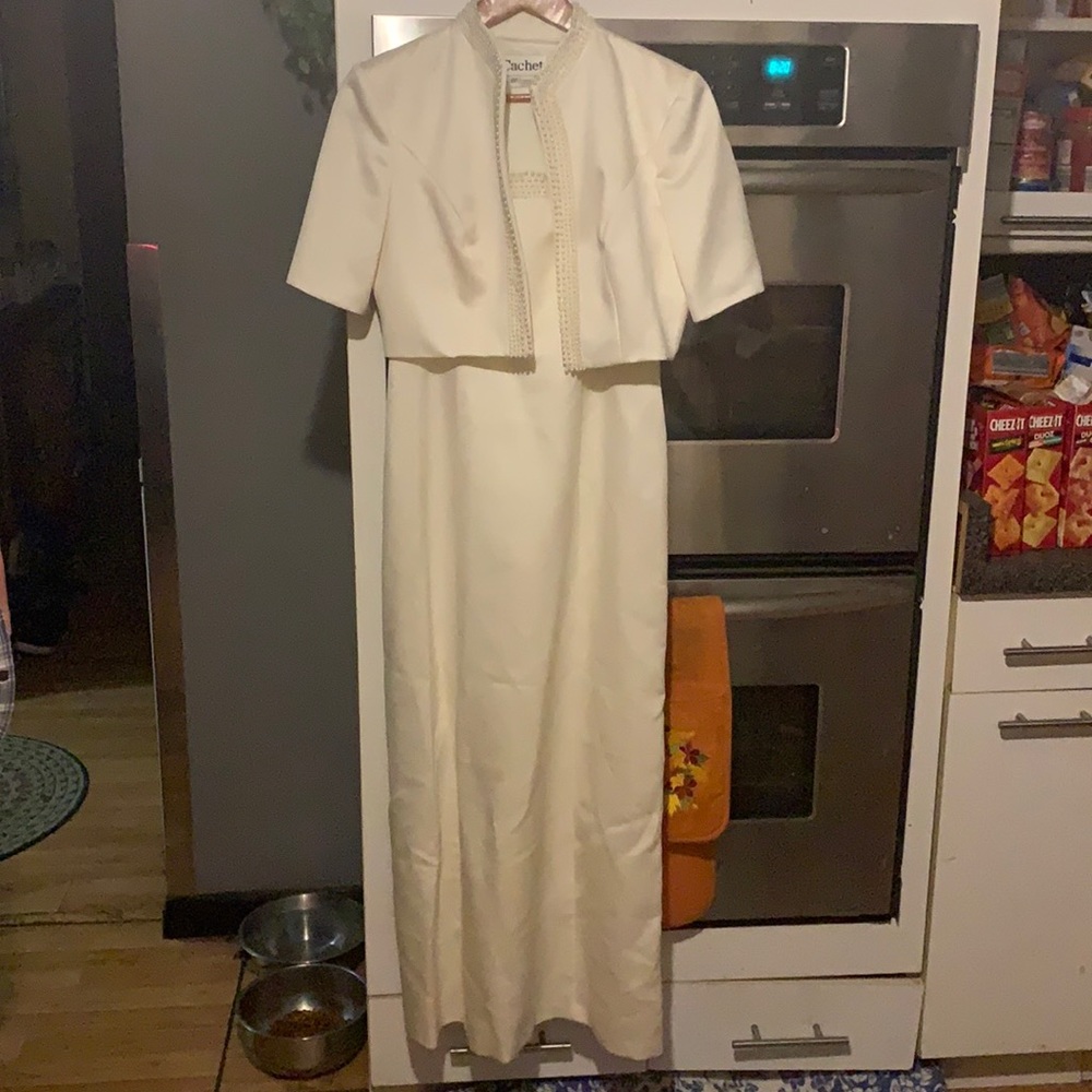 Women’s white casual dress.